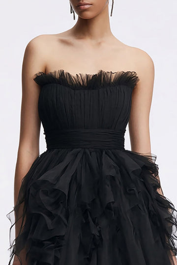 Petite robe bustier trapèze en tulle noir à volants